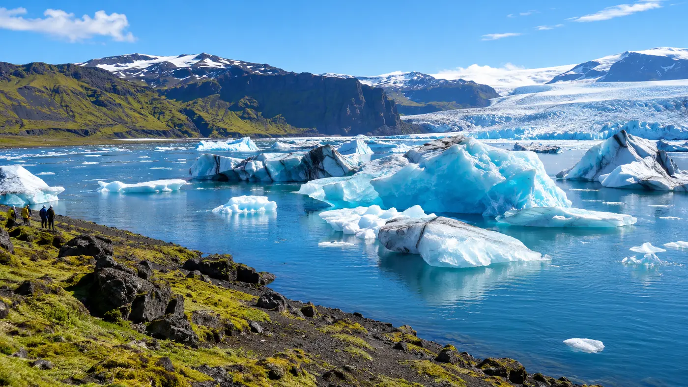 Blue and white icebergs floating on the still water of Jökulsárlón